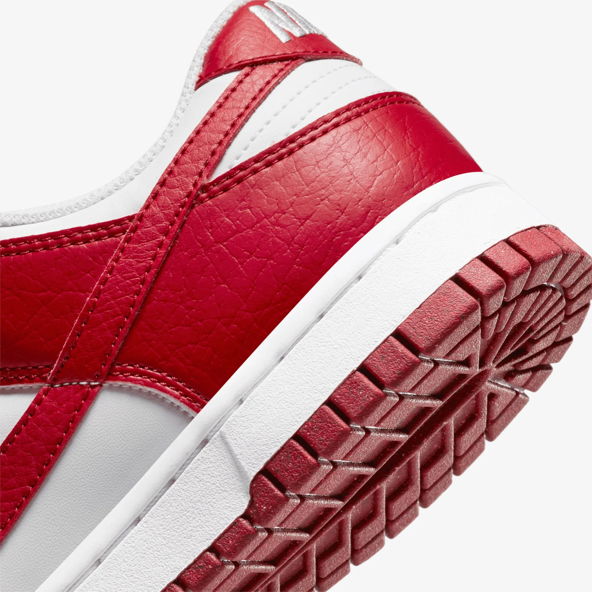 Nike | DUNK LOW NEXT NATURE  { WHITE/GYM RED